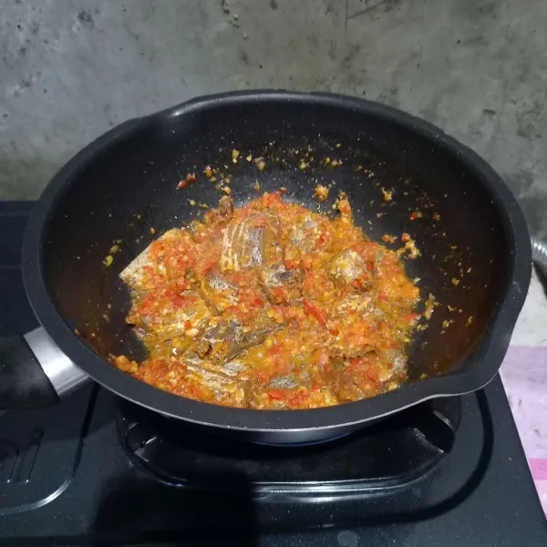 Aduk-aduk sampai bumbu rata. Masak sebentar dan matikan kompor.