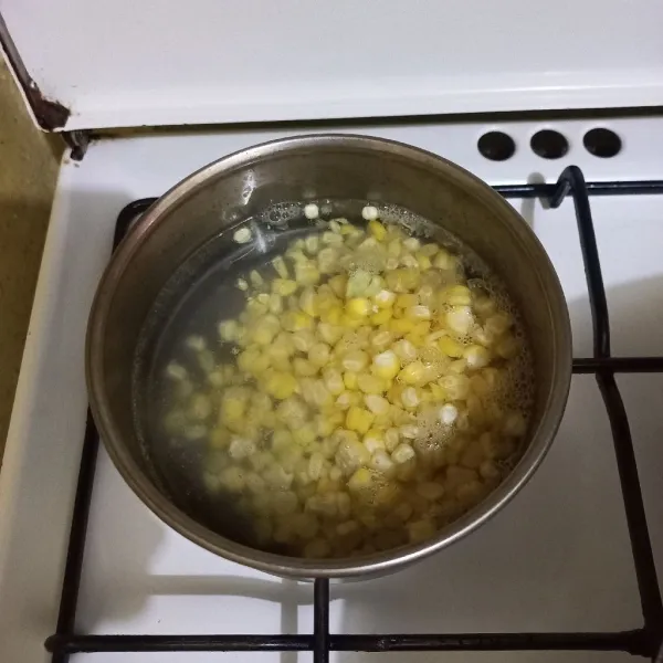 Rebus jagung manis hingga matang, tiriskan.
