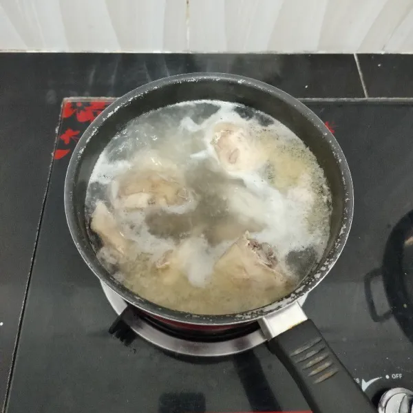 Rebus ayam dengan air secukupnya hingga mendidih. Lalu tiriskan ayam dan buang air rebusannya.