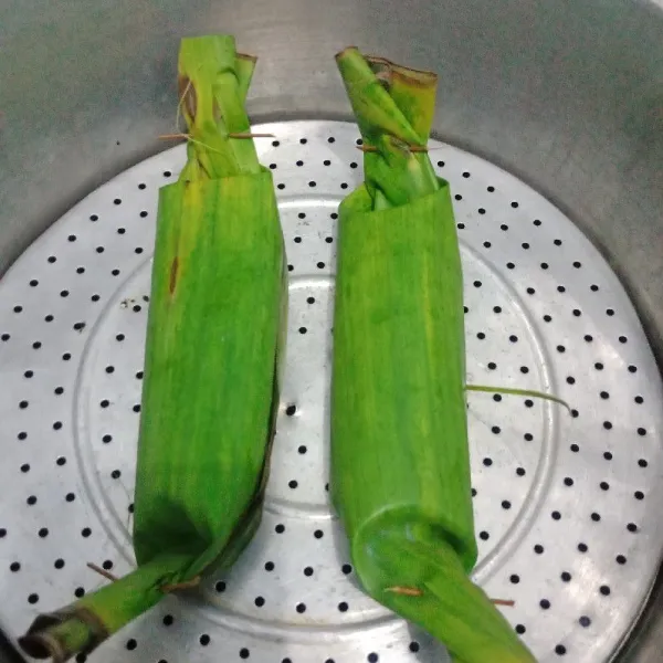 Bungkus dengan daun pisang dan kukus selama 30 menit.