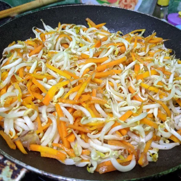 Aduk merata, masak hingga wortel dan tauge matang. Test rasa, matikan api.