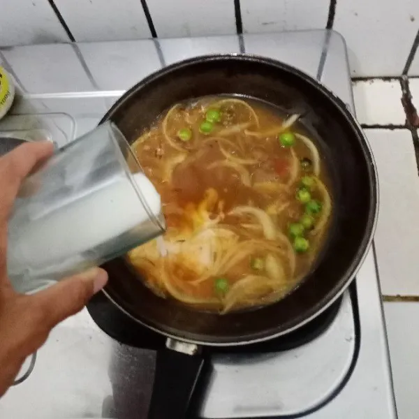 Panaskan mentega. Tumis bawang bombay hingga harum. Masukkan kacang polong, saus tomat, saus sambal, air, cuka, garam & gula pasir. Aduk hingga rata. Tambahkan larutan maizena. Masak hingga mengental