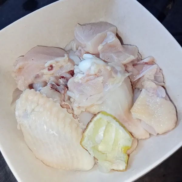 Baluri ayam dengan jeruk nipis dan diamkan sekitar 15 menit, lalu cuci bersih.