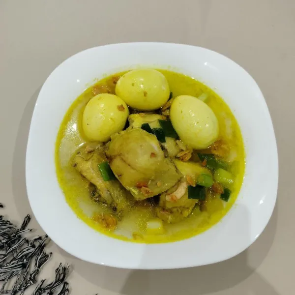 Pindahkan soto ke dalam mangkuk. Taburi dengan bawang putih goreng dan siap disajikan.