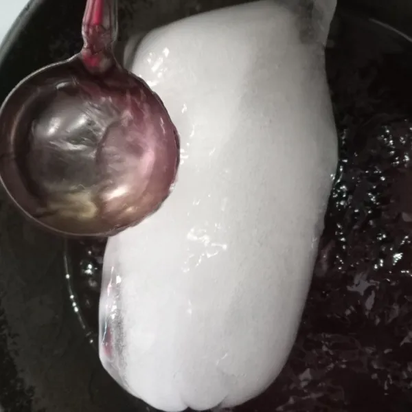 Tuang segera jelly ke atas es batu, ambil sesendok demi sesendok jelly tuang ke atas es batu agar lama kelamaan membentuk seperti lumut.