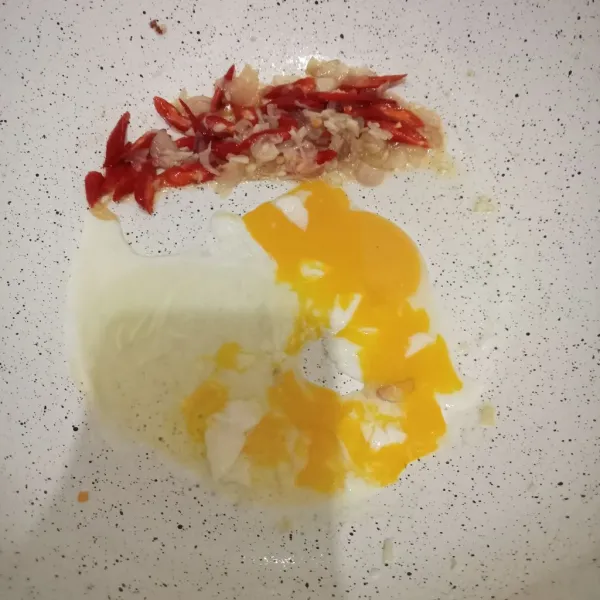 Masukkan telur dan goreng orak-arik.