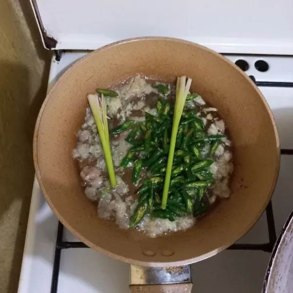 Masukkan irisan cabe keriting hijau dan serai, masak hingga harum.