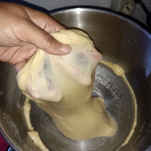 Setelah kalis, bulatkan dan tutup agar mengembang 2x lipat (kurang lebih 45 sampai 60 menit). Setelah mengembang kempiskan bagi menjadi 9 bagian. Biar rata boleh ditimbang terlebih dahulu.