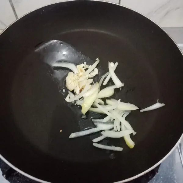 Membuat saos : tumis bawang putih, bawang bombay dan jahe sampai harum.