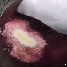 Tuang kental manis ke dalam jelly berisi es batu kemudian tambahkan air gula. Aduk hingga rata.