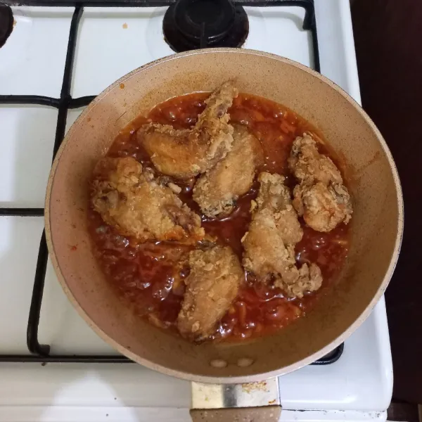 Masukkan sayap ayam yang telah digoreng lalu masak hingga menyerap.