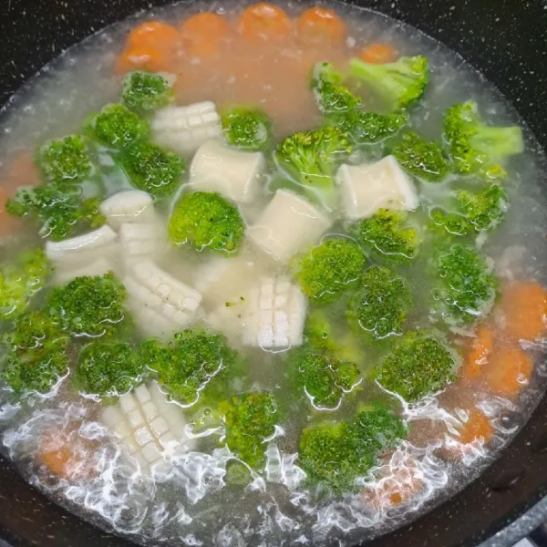 Masukkan brokoli dan squid flower. Bumbui garam dan gula pasir. Aduk rata sambil koreksi rasa sesuai selera.