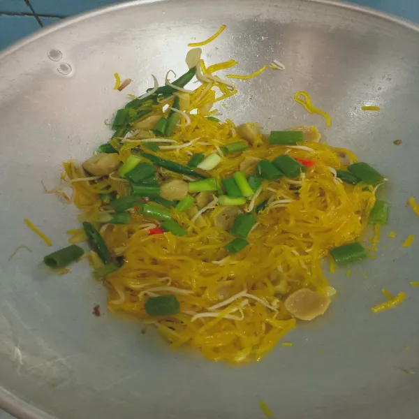 Tambahkan daun bawang.