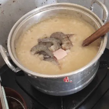 Masukan potongan daging cumi dan udang, aduk rata masak hingga meletup meletup