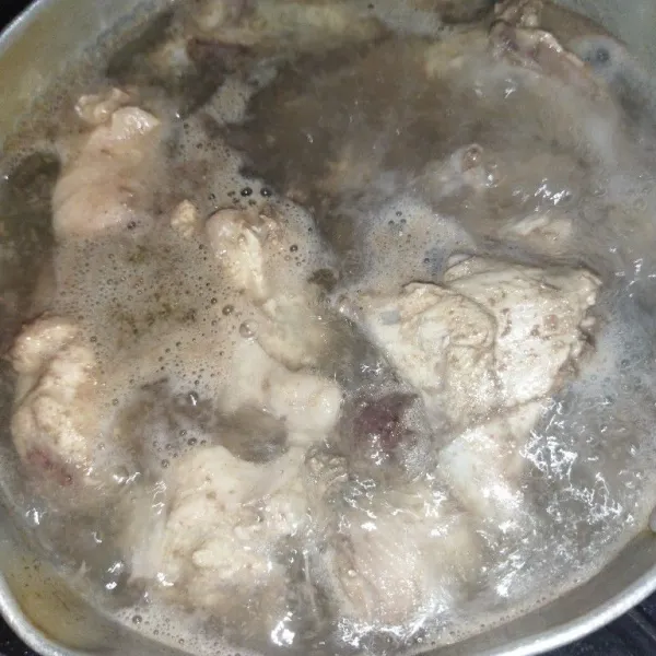 Rebus air secukupnya hingga mendidih, lalu masukkan tulangan ayam, masak sekitar 5 menit, buang airnya, lalu angkat dagingnya ayamnya lalu bilas.