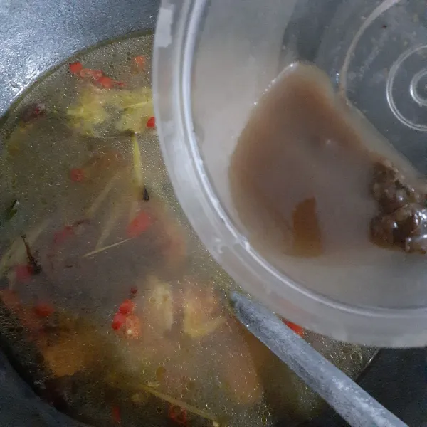 Larutkan asam jawa dengan 3 sdm air mineral lalu tuang ke kuah pindang. Masak hingga mendidih, tambahkan gula merah, gula pasir, penyedap, garam.