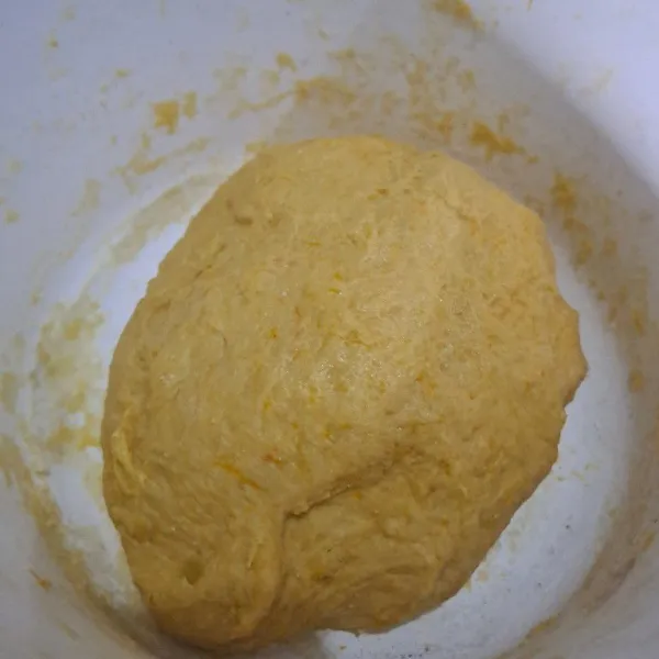 Masukan margarine lalu uleni sampai kalis. Tutup dengan serbed diamkan selama 30 menit atau sampai mengembang lalu kempiskan.