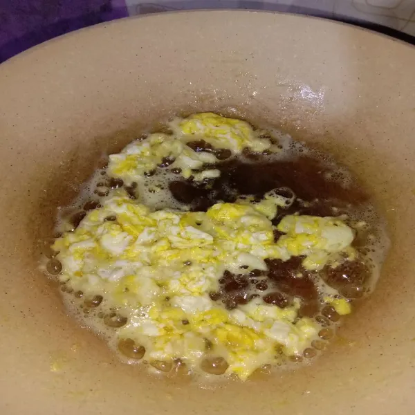 Buat orak-arik telur, lalu tumis bawang putih hingga harum.