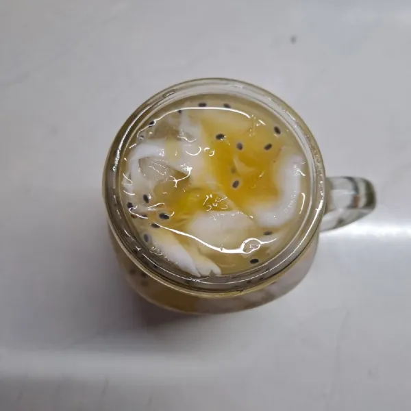 Tuang air jeruk baby ke dalam gelas. Sajikan.