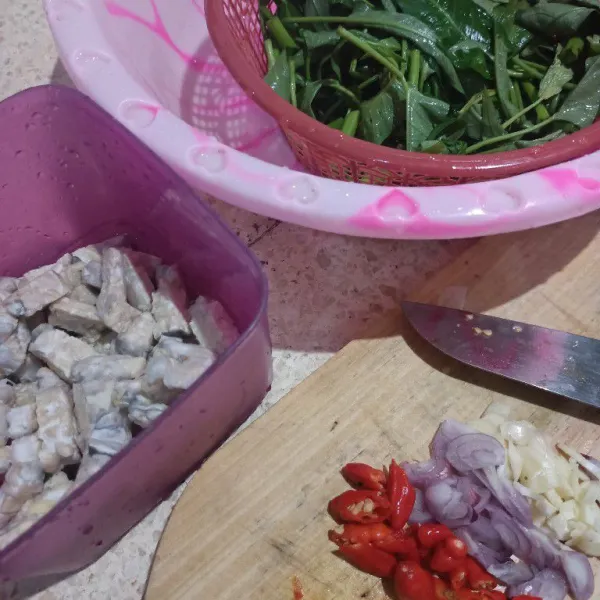 Siapkan semua bahan dan iris bawang merah, bawang putih dan cabe rawit.