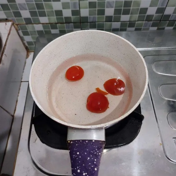 Rebus tomat hingga layu.