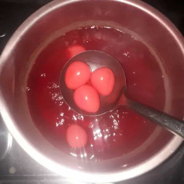 Rebus telur puyuh kupas bersama air yang sudah diberi pewarna sampai mendidih dan telur puyuh berwarna merah. Angkat diamkan 10 menit lalu tiriskan telur.