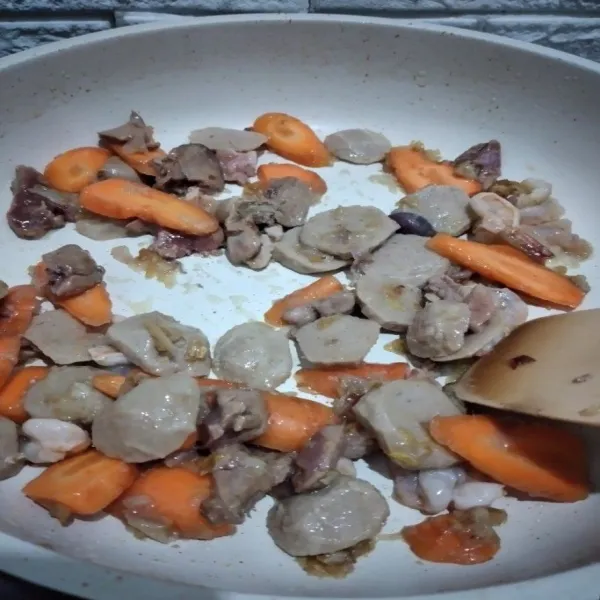 Masukkan wortel, bakso, udang dan hati ayam, tumis hingga semua bahan matang.