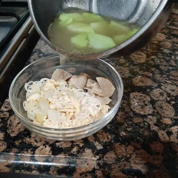 Tata misoa, ayam tumis dan bakso rebus dalam mangkok kemudian tuang rebusan bakso dan labu. Siap sajikan