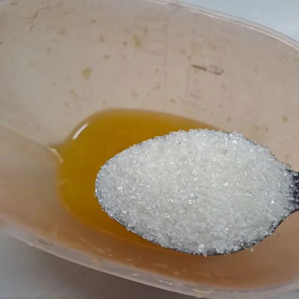 Tambahkan gula pasir ke dalam air jeruk. Aduk sampai gula larut. (Tingkat kemanisan sesuai selera masing-masing).