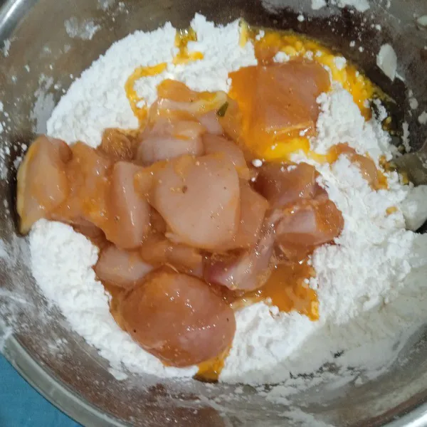 Campurkan tepung maizena, tepung terigu serbaguna, baking powder dan garam. Aduk rata.