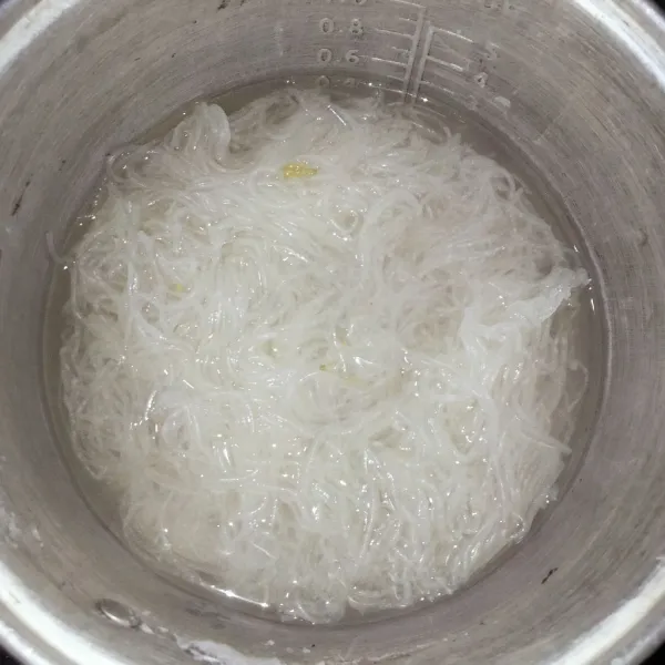 Rebus bihun jagung hingga matang, lalu angkat dan tiriskan.