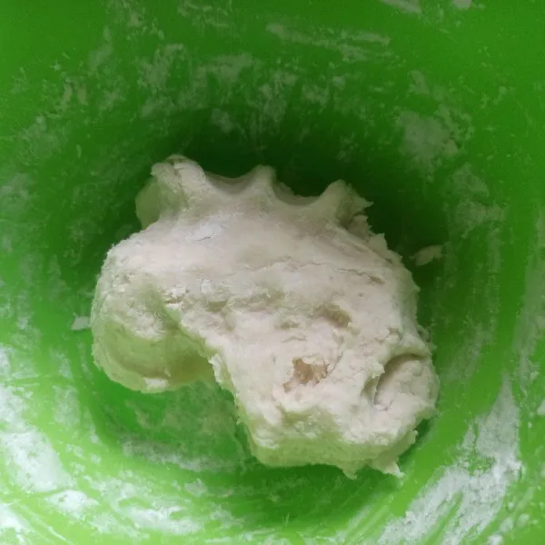 Selanjutnya tuang tepung tapioka, aduk hingga adonan bisa dibentuk.