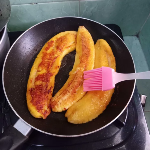 Balik, lalu oles dengan madu. Bolak-balik hingga kedua sisi kecoklatan.