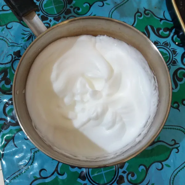 Mixer putih telur & gula pasir hingga mengembang putih kaku, sisihkan.