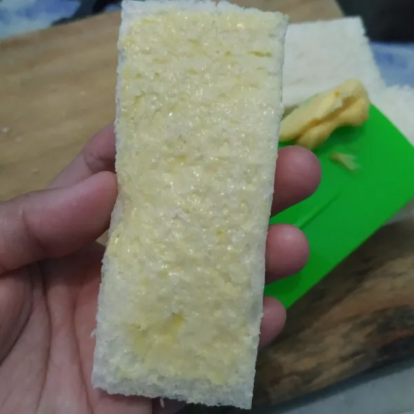 Olesi margarin di sebelah sisi.