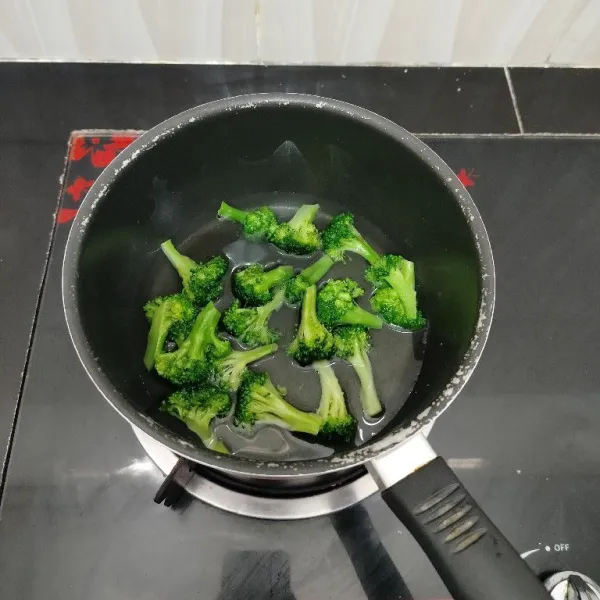 Potong brokoli per kuntum. Lalu rebus sebentar dalam air mendidih. Angkat dan tiriskan.