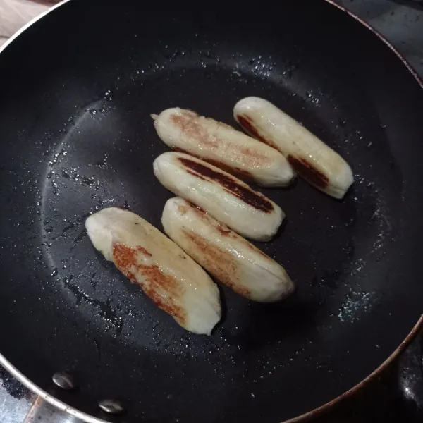 Masak pisang sampai seluruh sisi matang.