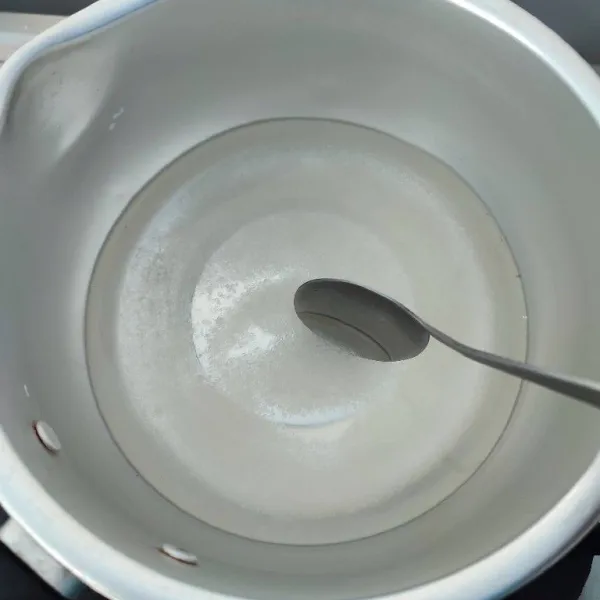 Rebus gula, garam dan air hingga gula larut.