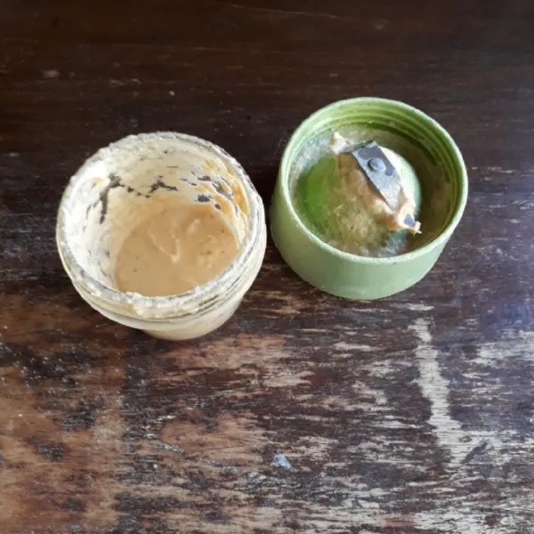 Blender bahan bumbu hingga halus.