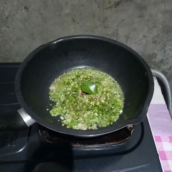 Tumis sambal ijo dengan daun jeruk sampai tanak.