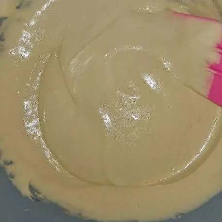 Masukkan margarin leleh dan vanilla extract, aduk balik pakai spatula hingga rata