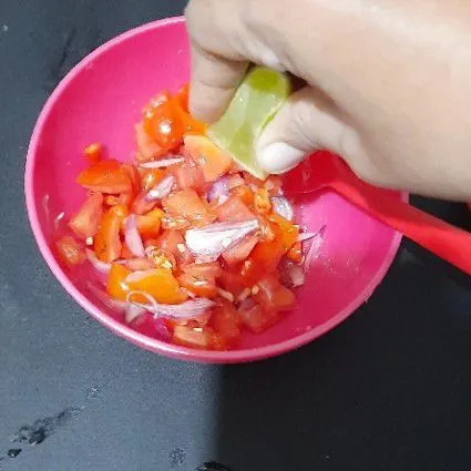 Rajang tomat, cabe dan bawang lalu tambahkan garam dan gula. Kemudian beri perasan jeruk nipis dan siram dengan minyak panas.