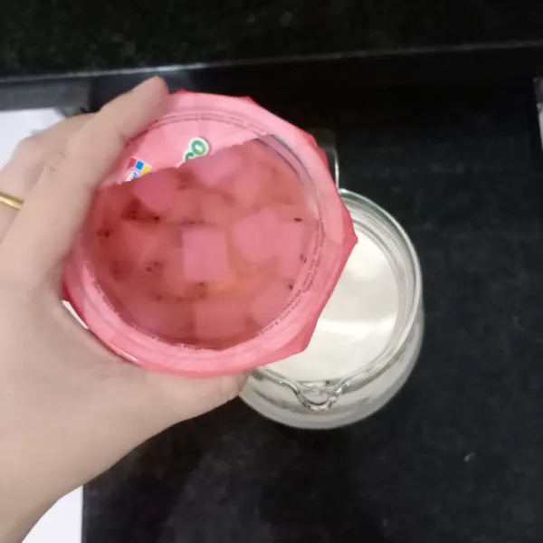 Masukkan nata beserta airnya kedalam susu.