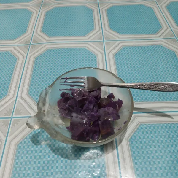 Kukus ubi ungu, lalu tambahkan 1 sachet kental manis.