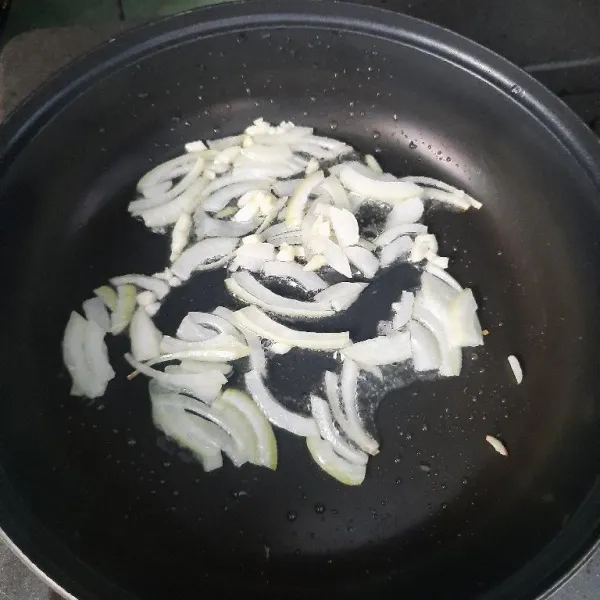 Tumis bawang bombai dan bawang putih sampai layu.
