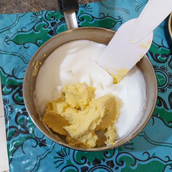 Mixer margarin, terigu, gula halus, fiber creme, kuning telur, & vanili cair asal rata, masukkan adonan putih telur secara bertahap, aduk dengan spatula hingga semua bahan tercampur rata.