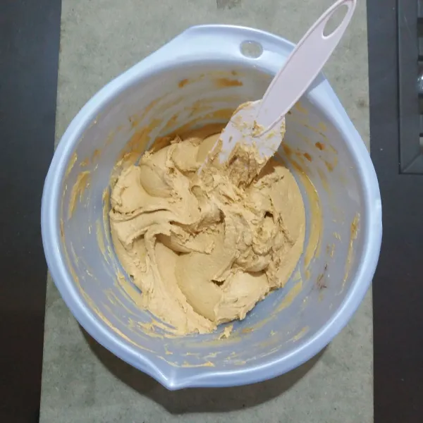 Masukkan pasta moka & aduk dengan spatula hingga warna tercampur rata.