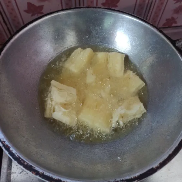 Panaskan minyak goreng secukupnya kemudian masukkan singkong dan goreng hingga matang.