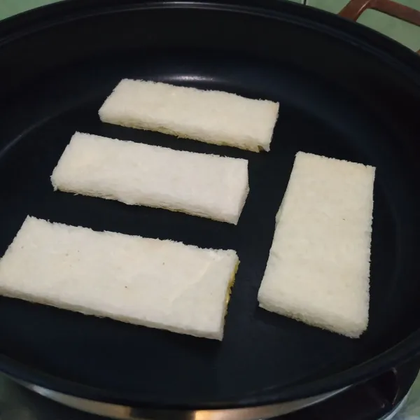 Panggang roti hingga sedikit kecokelatan di sisi yang diolesi margarin.