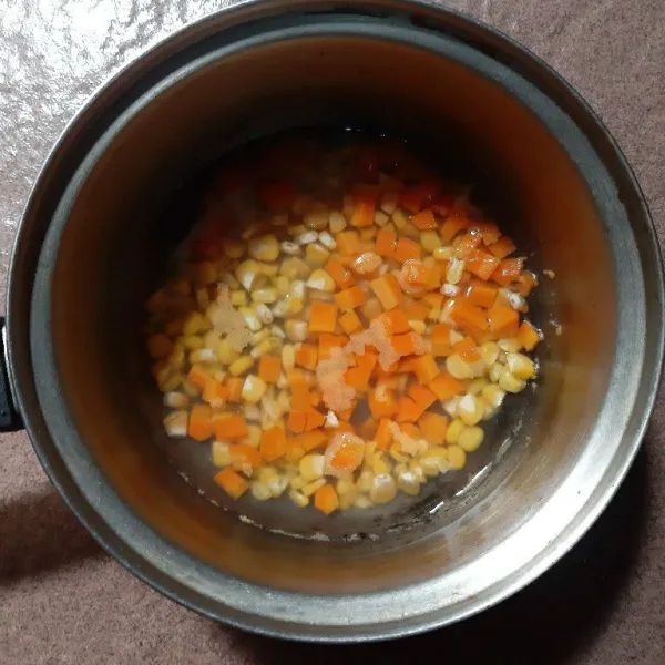 Rebus wortel dan jagung pipil hingga empuk. Angkat, tiriskan.